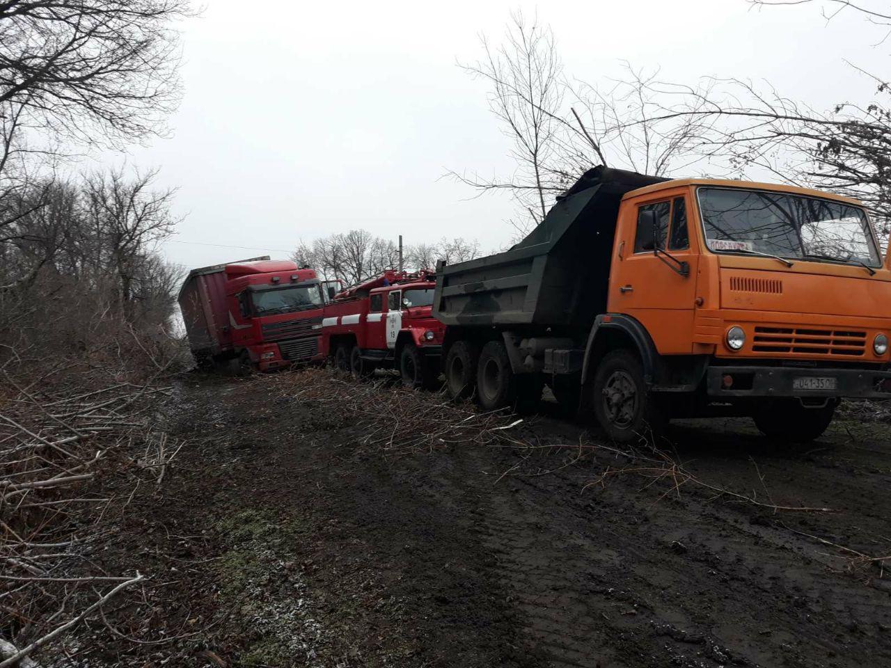 Кіровоградські рятувальники надали допомогу водіям чотирьох автомобілів на складних ділянках доріг