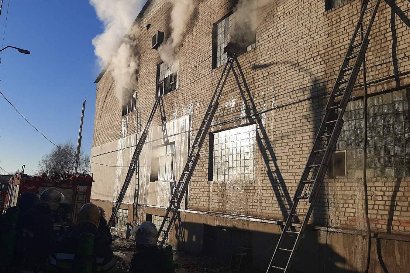 м. Харків: рятувальники загасили пожежу у виробничо-господарській будівлі