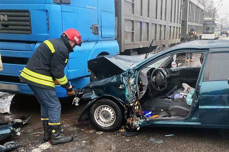 Дніпро: надзвичайники вивільнили водія з металевих конструкцій автомобіля