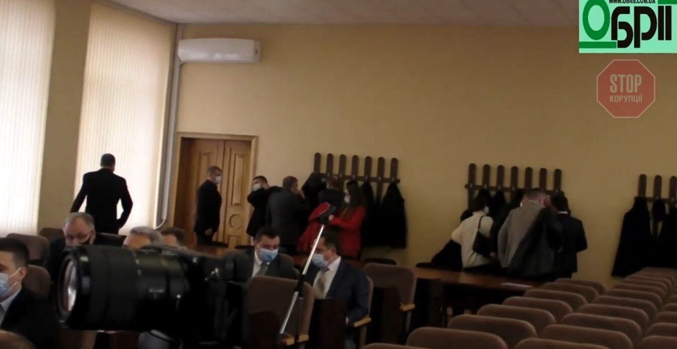  16 депутатів Ізюмської міської ради залишають першу сесію новообраної ради на знак протесту Скріншот: СтопКор