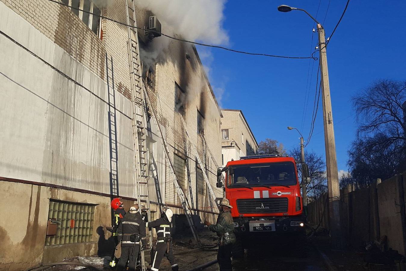 м. Харків: рятувальники загасили пожежу у виробничо-господарській будівлі