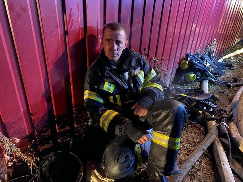 м.Київ: столичні вогнеборці ліквідували пожежу в приватному дерев’яному будинку