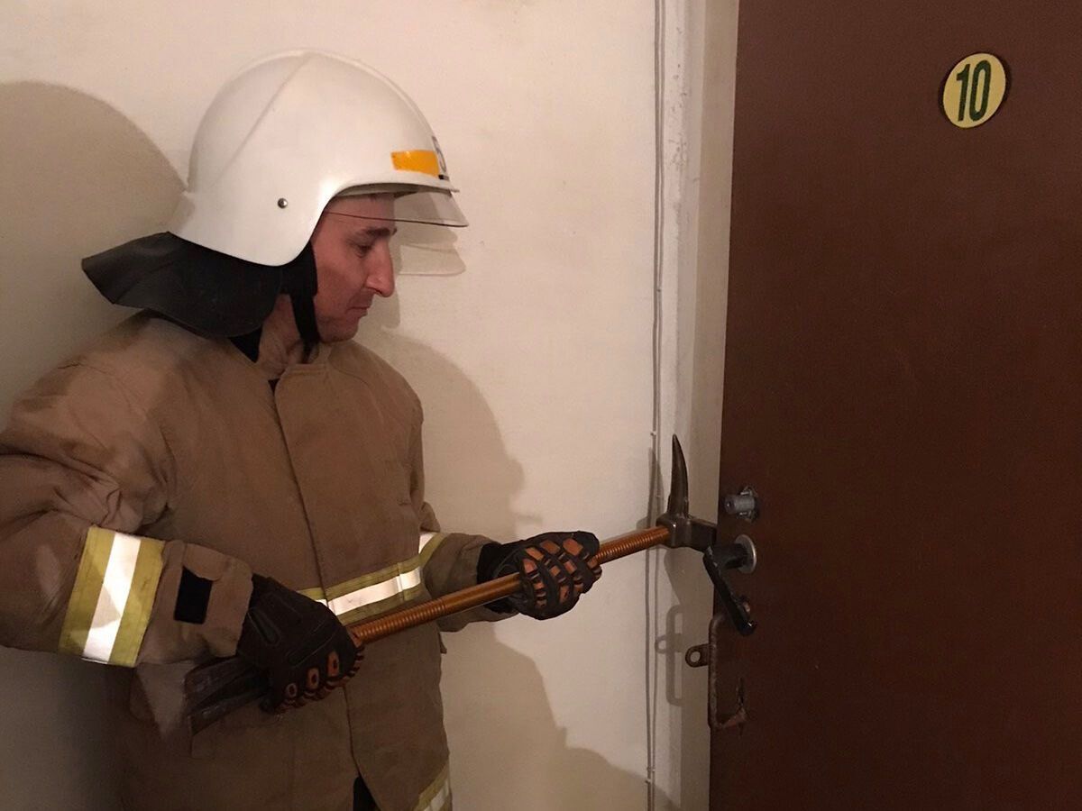 Рятувальники Миколаївщини двічі надавали допомогу у відкриванні дверей в помешкання де перебували люди