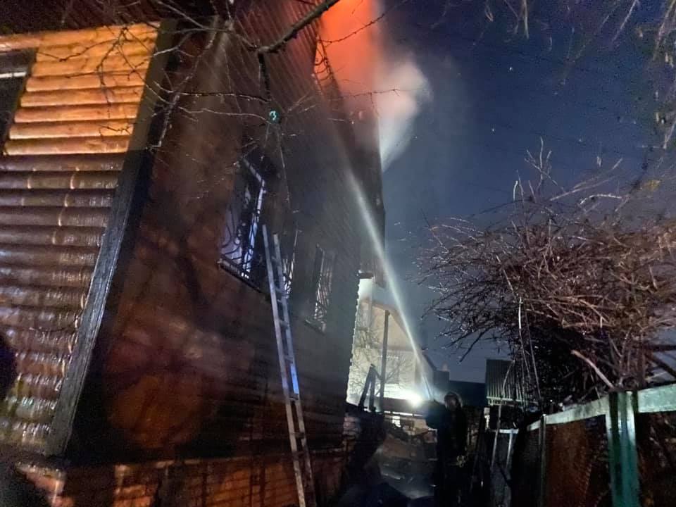 м.Київ: столичні вогнеборці ліквідували пожежу в приватному дерев’яному будинку