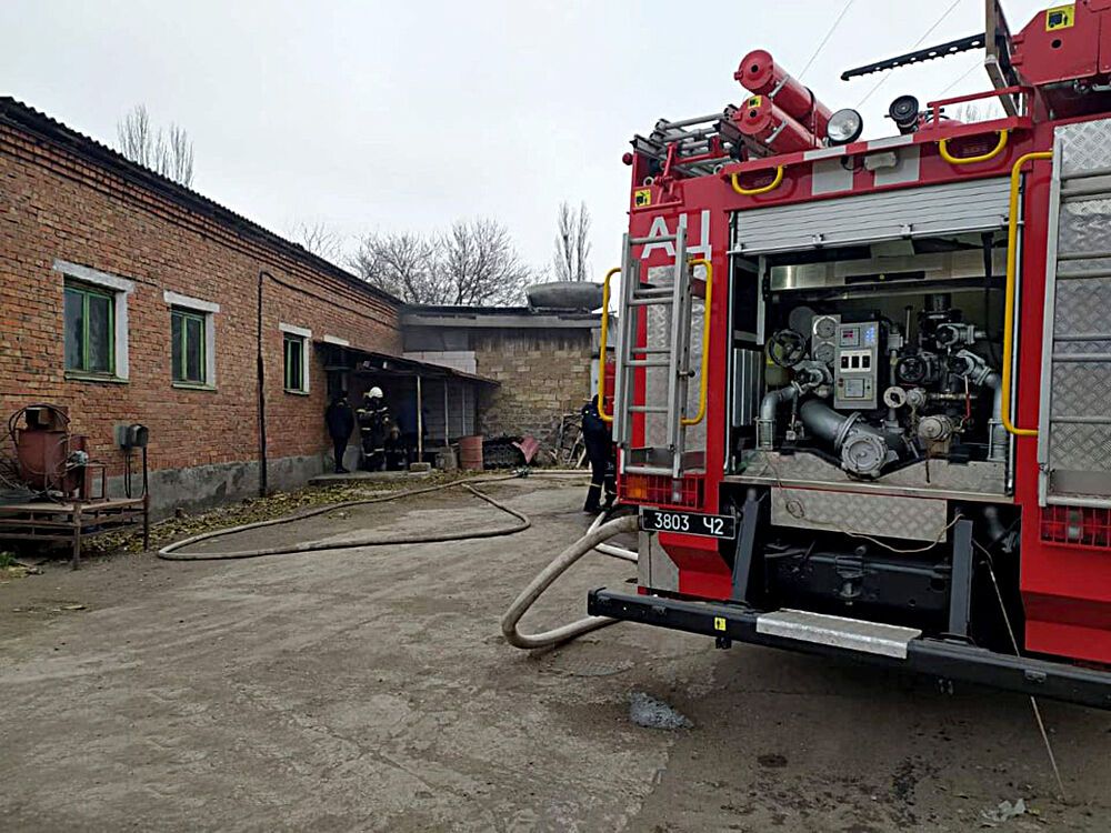 Миколаївська область: вогнеборці ліквідували пожежі в складському приміщенні та магазині