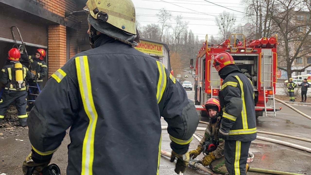 Київ: ліквідовано пожежу на території гаражного кооперативу
