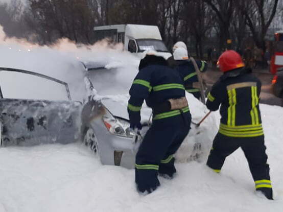 м. Миколаїв: вогнеборці загасили пожежу автомобіля