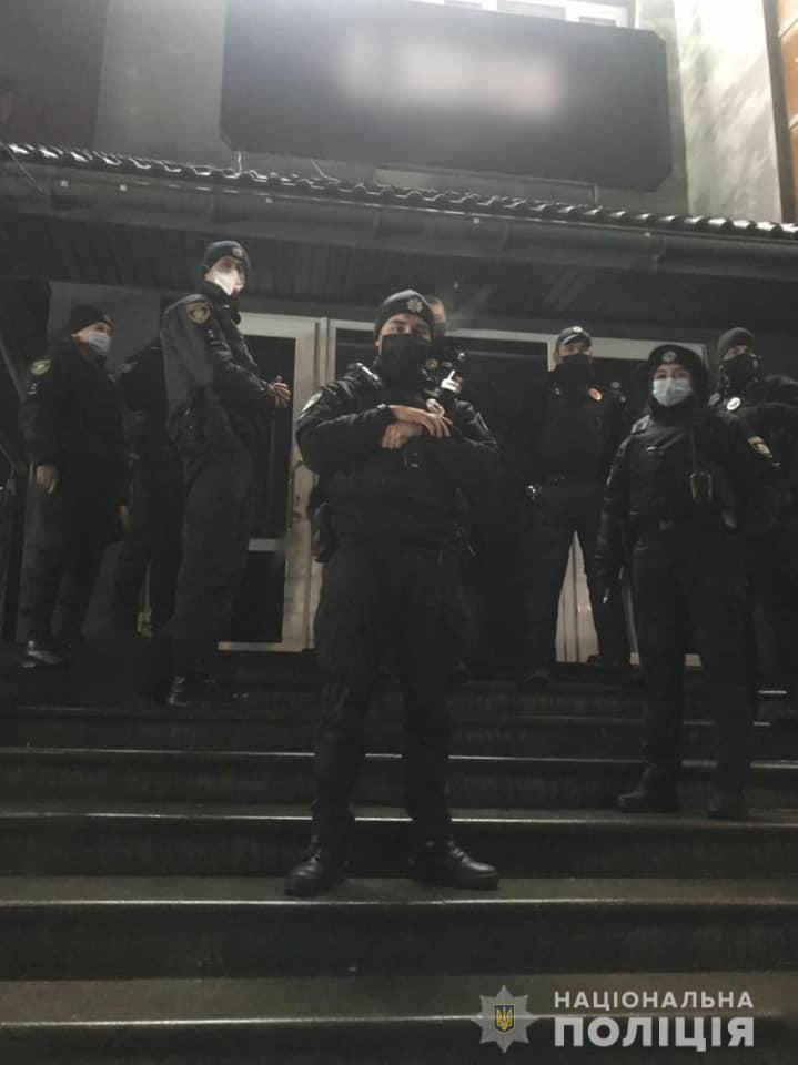 Поліцейські Прикарпаття відкрили два кримінальні провадження за порушення карантину та нанесення тілесних ушкоджень поліцейському