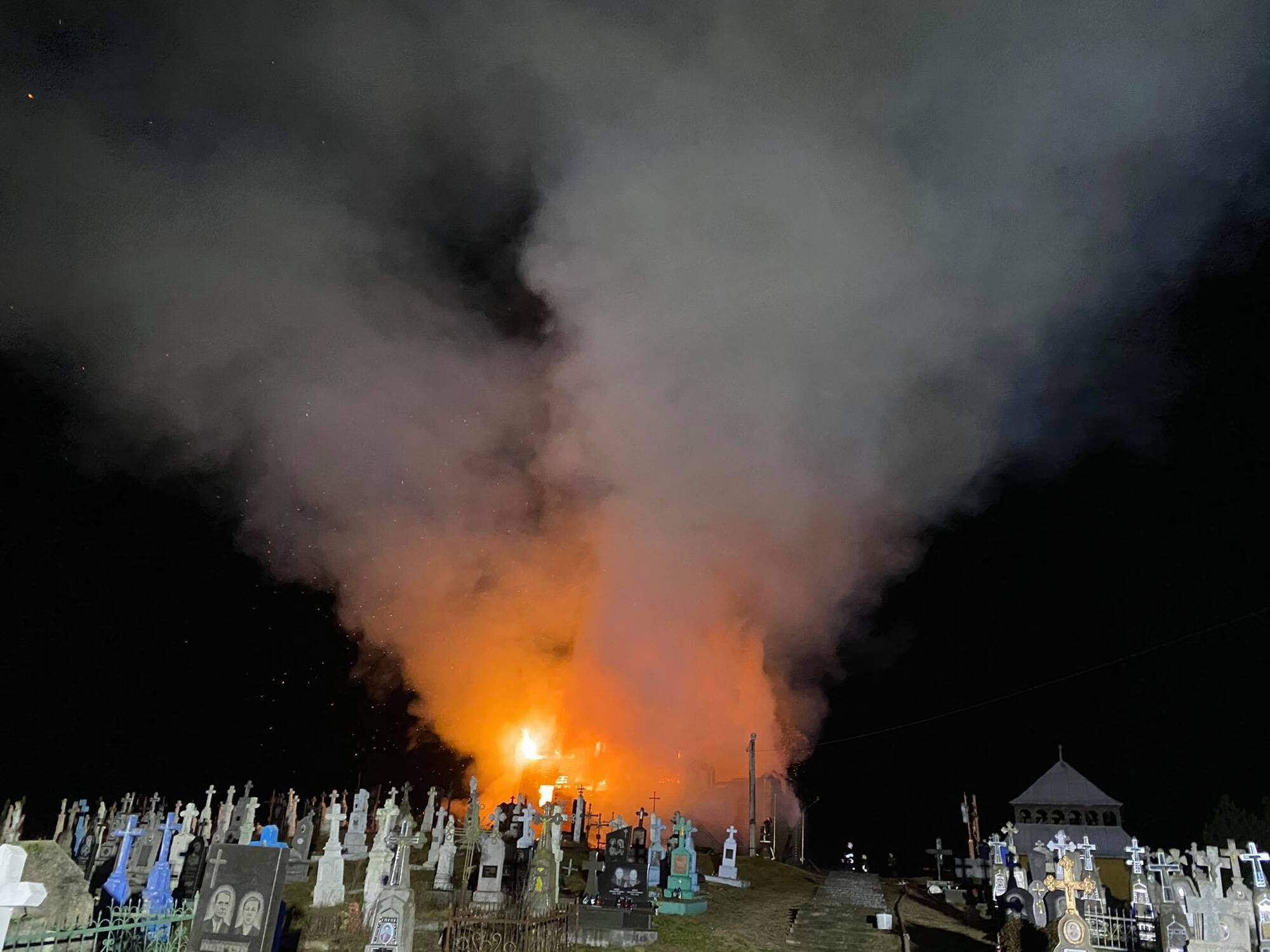Львівська область:рятувальники ліквідували пожежу дерев'яної церкви