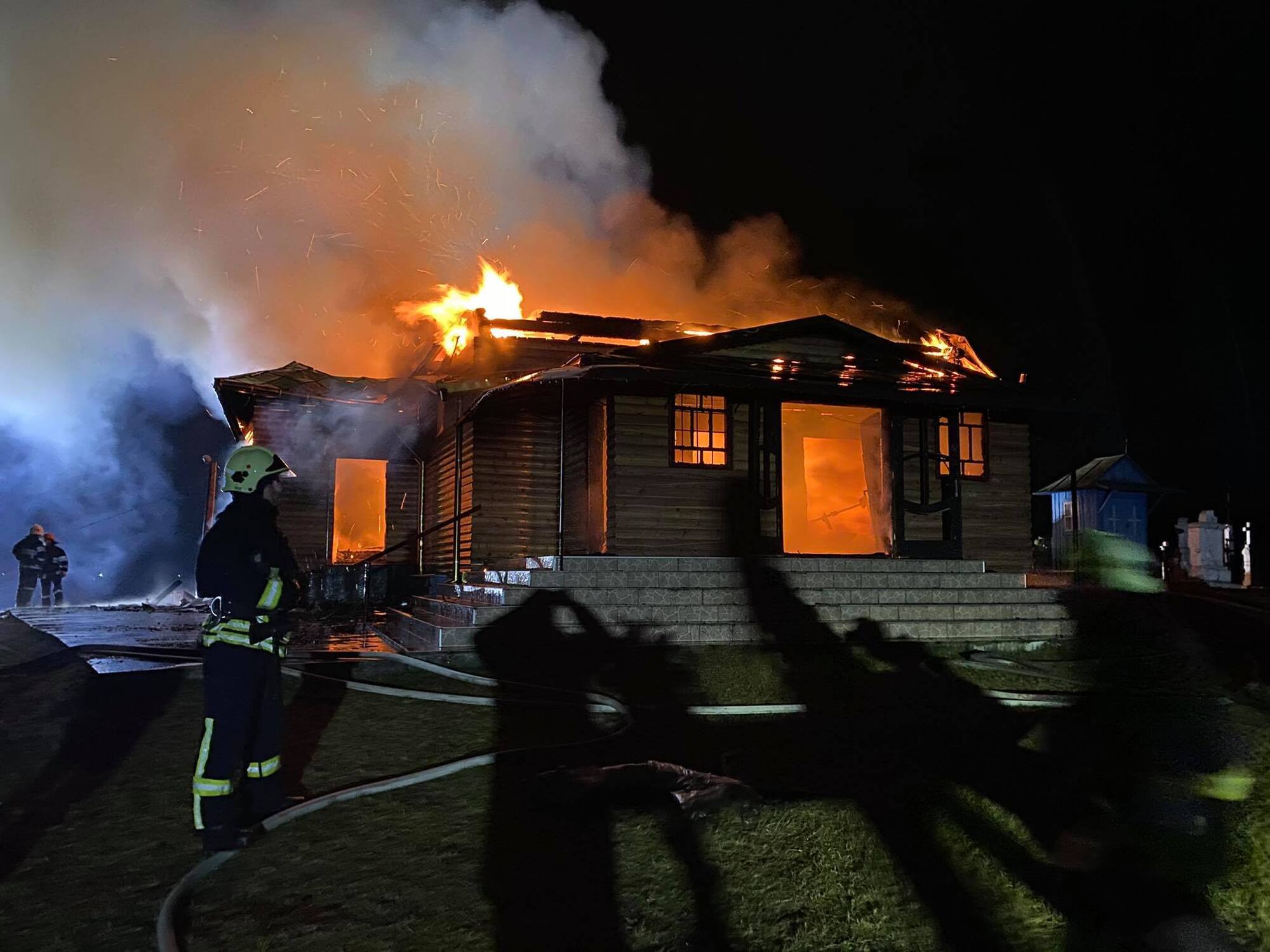 Львівська область:рятувальники ліквідували пожежу дерев'яної церкви