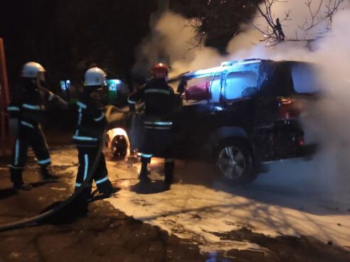 м. Миколаїв: рятувальники ліквідували пожежу двох автомобілів