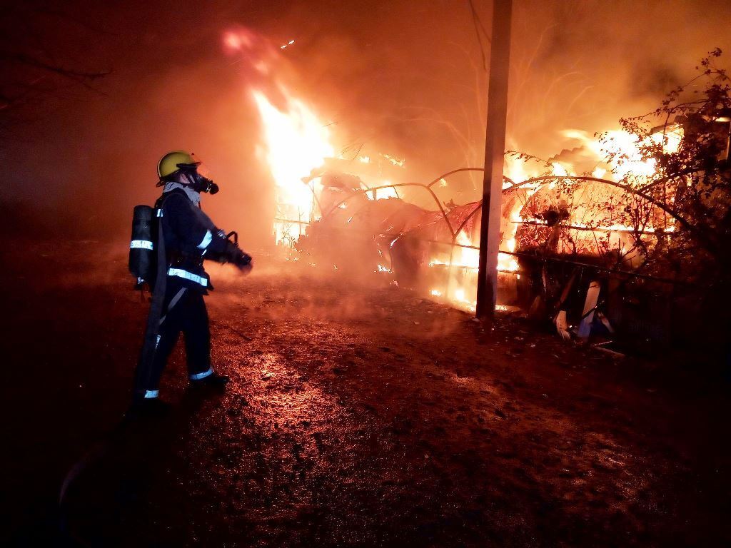 Херсонська область: в Каховському районі рятувальники гасили палаючий покинутий вагончик