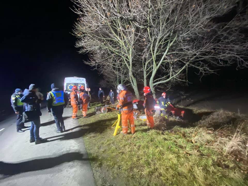Львівська область: надзвичайники ліквідували наслідки ДТП, у якій травмовано водія