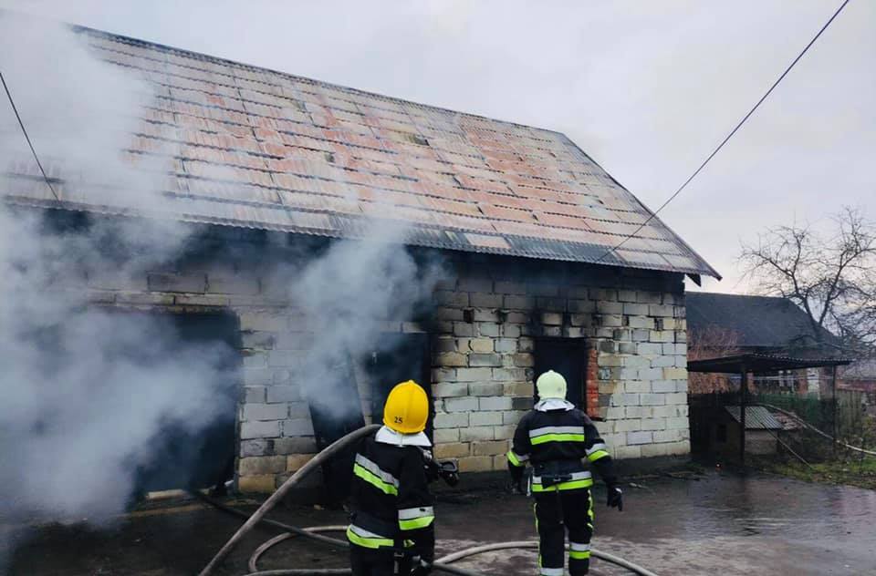 Львівська область : вогнеборці ліквідували пожежу в господарській будівлі