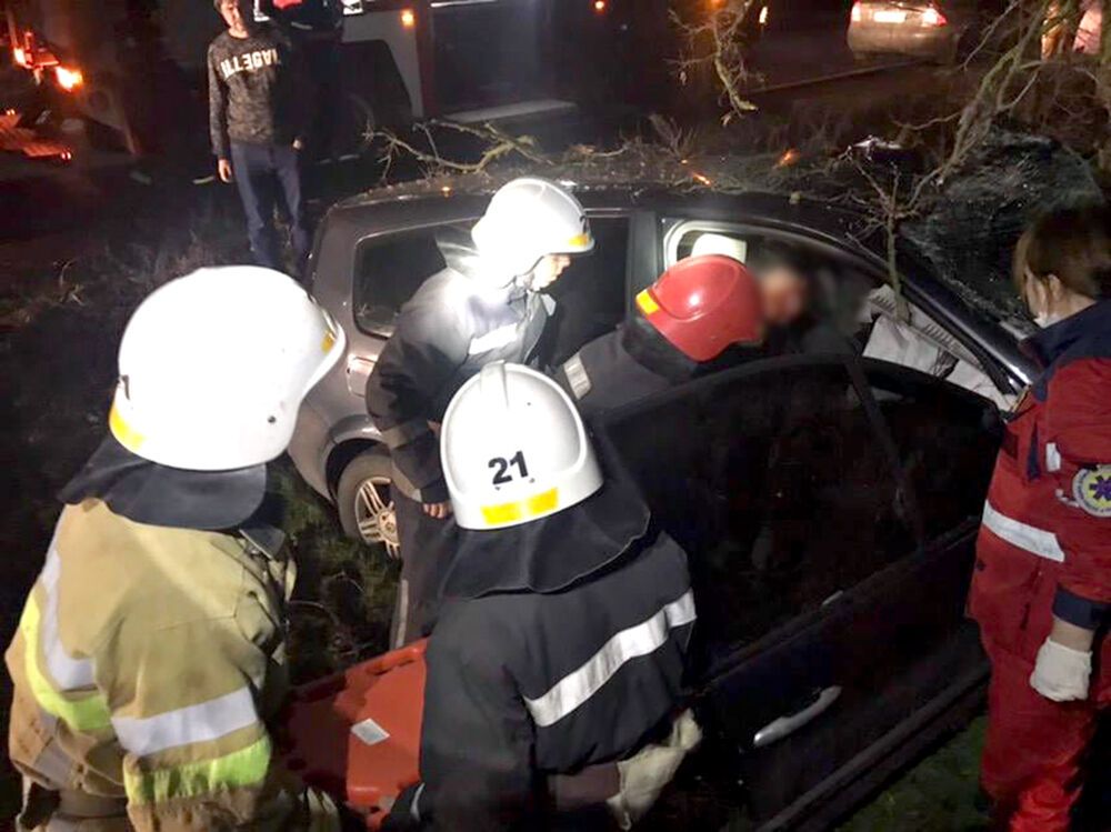 Миколаївська область: рятувальники деблокували чоловіка з понівеченого автомобіля