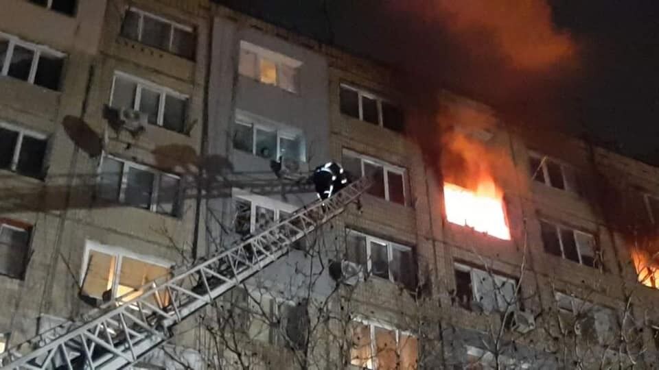 Кропивницький: вогнеборці ліквідували пожежу у житловому будинку, де врятували 10, а евакуювали 18 людей.