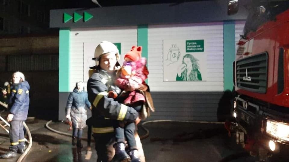 Кропивницький: вогнеборці ліквідували пожежу у житловому будинку, де врятували 10, а евакуювали 18 людей.