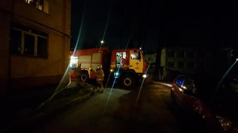 В Рівному рятувальники надавали допомогу працівникам поліції при обстеженні двох гранат Ф-1 в житловій п'ятиповерхівці
