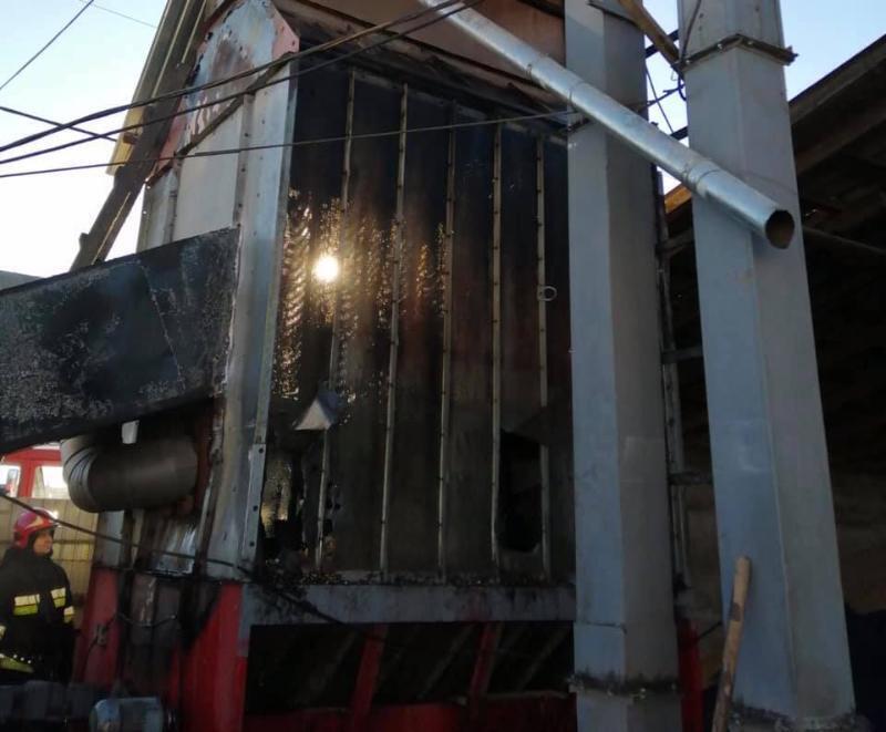 Львівська область: вогнеборці ліквідували загоряння у металевій зерносушарці