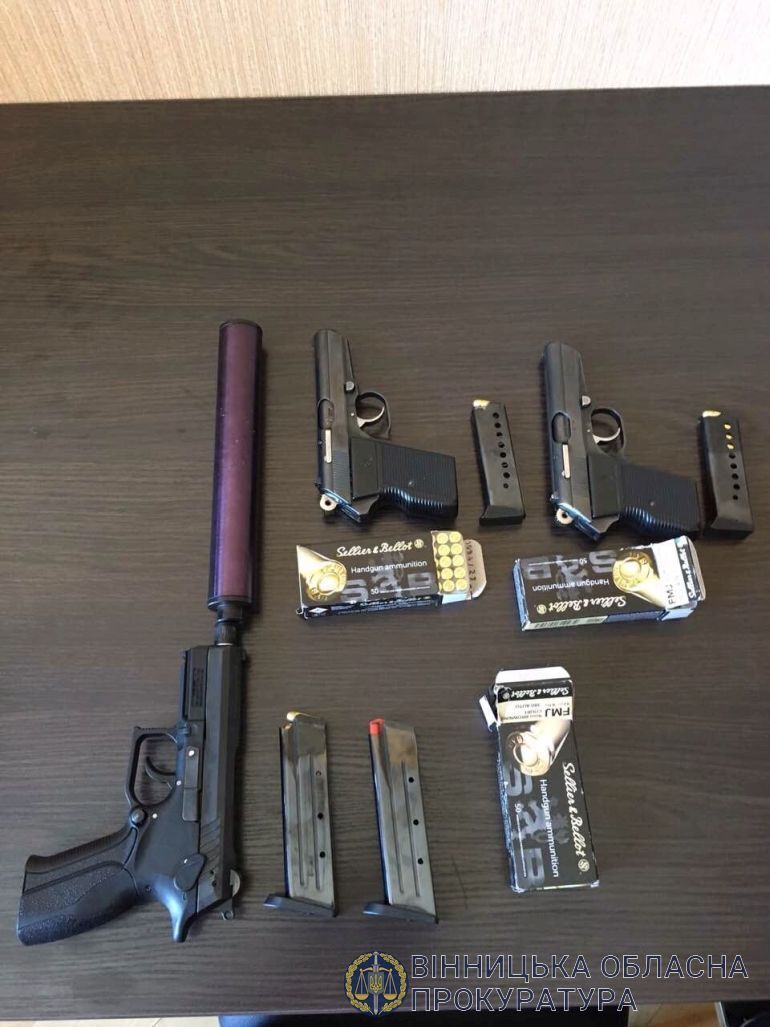 12 років позбавлення волі за збут наркотиків і зброї – засуджено організатора злочинної групи та його спільників (ФОТО)