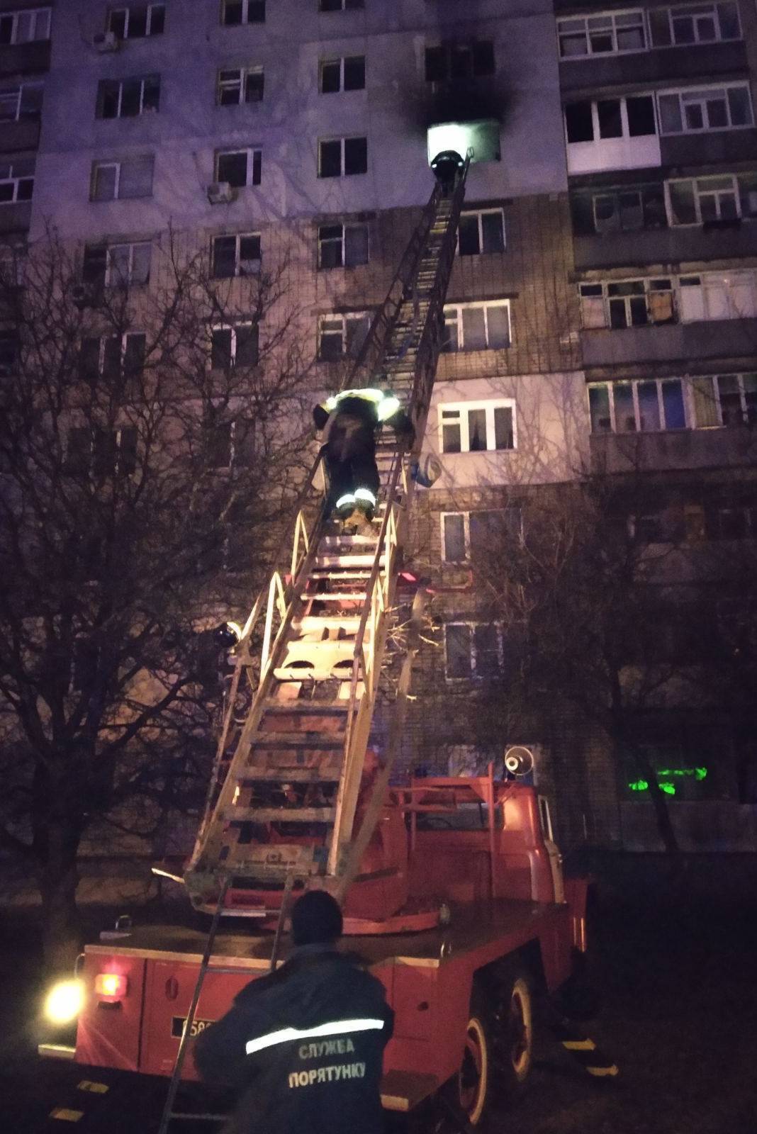 м. Харків: під час гасіння пожежі у житловій 9-ти поверхівці вогнеборці виявили тіла 2 загиблих людей