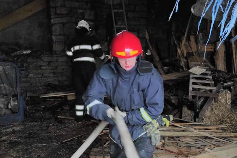 На Хмельниччині вогнеборцям вдалося врятувати господарчу будівлю від знищення полум’ям