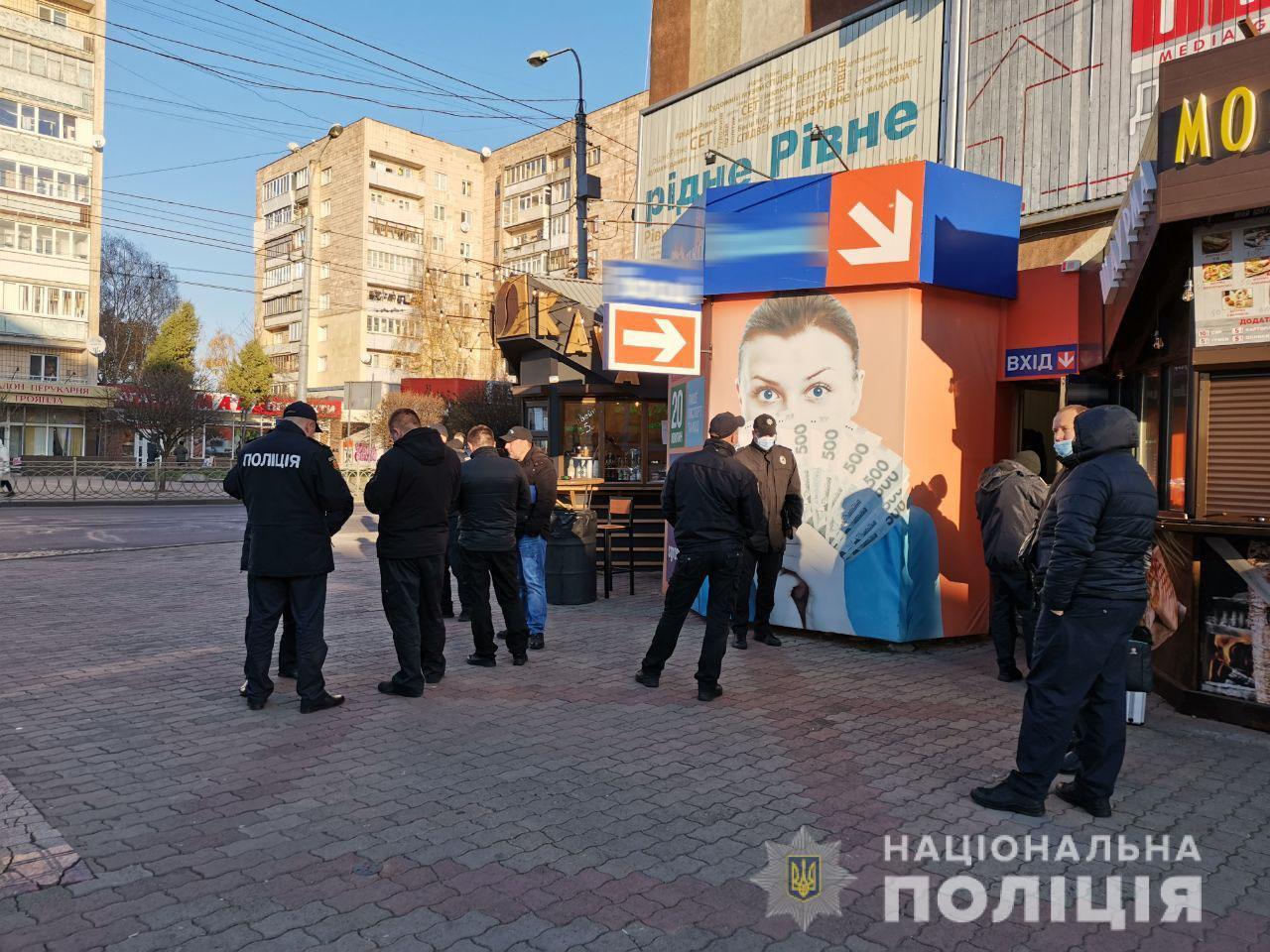 Поліцейські викрили підозрюваного у розбійних нападах на кредитну спілку в Рівному
