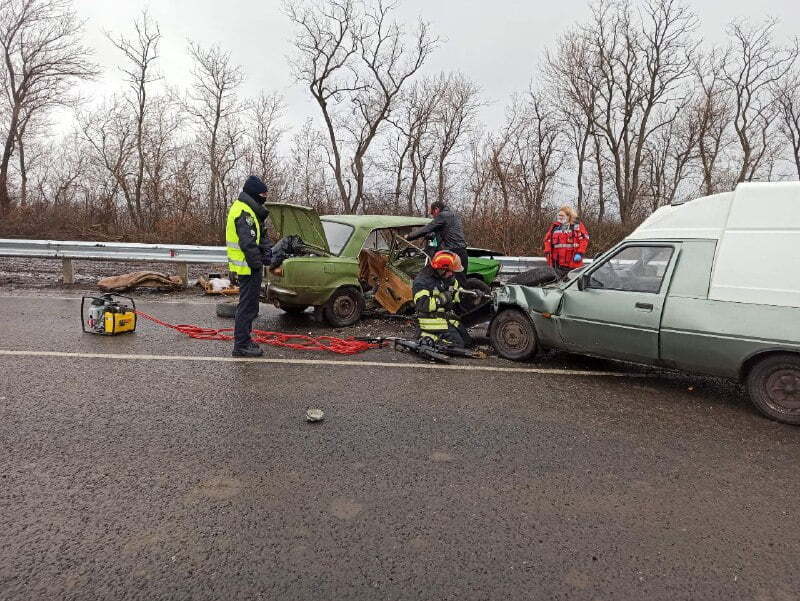 На Донеччині рятувальники деблокували дитину з понівеченої у ДТП автівки