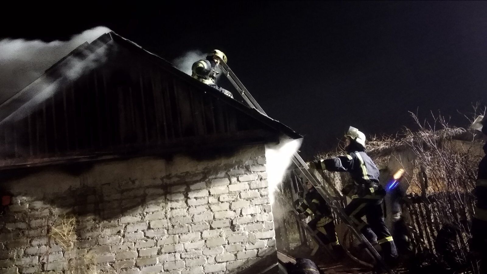 Луганська область: рятувальники ліквідували загоряння дачного будинку