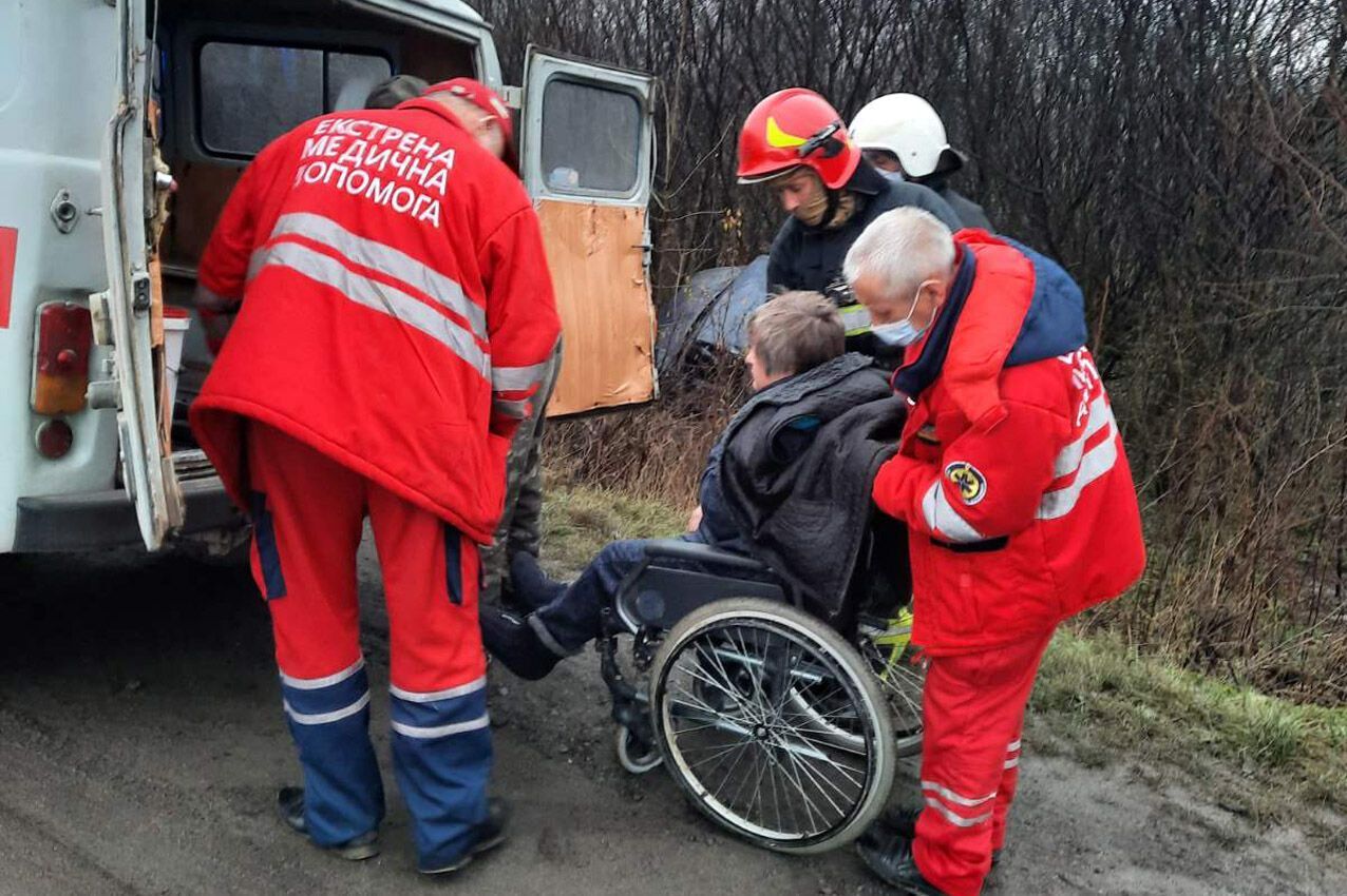 Хмельницька область: рятувальники ліквідували наслідки дорожньо-транспортної пригоди, внаслідок якої автомобіль злетів у кювет
