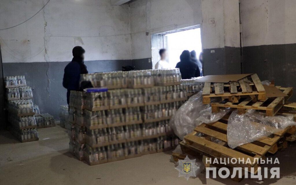 На Донеччині поліцейські викрили канал розповсюдження фальсифікованого алкоголю (ВІДЕО)