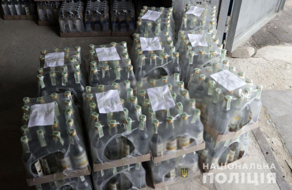 На Донеччині поліцейські викрили канал розповсюдження фальсифікованого алкоголю (ВІДЕО)