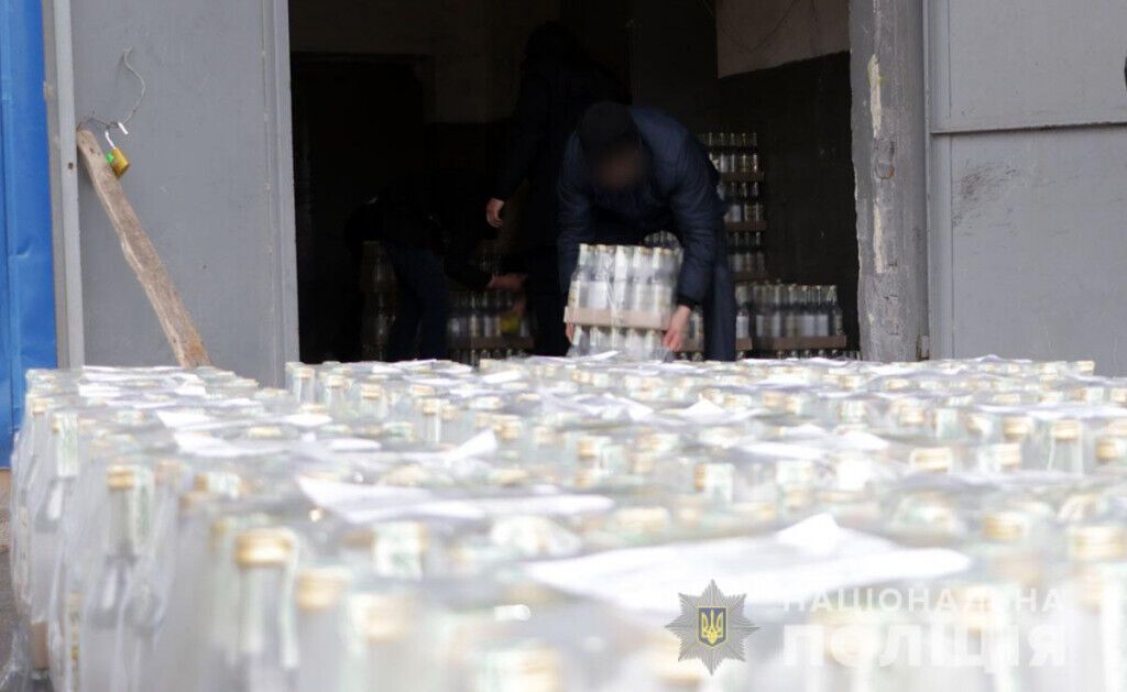 На Донеччині поліцейські викрили канал розповсюдження фальсифікованого алкоголю (ВІДЕО)