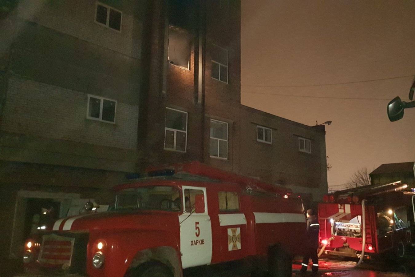 м. Харків: вогнеборці загасили пожежу в приміщенні комірника, не давши розповсюдитись вогню на склад