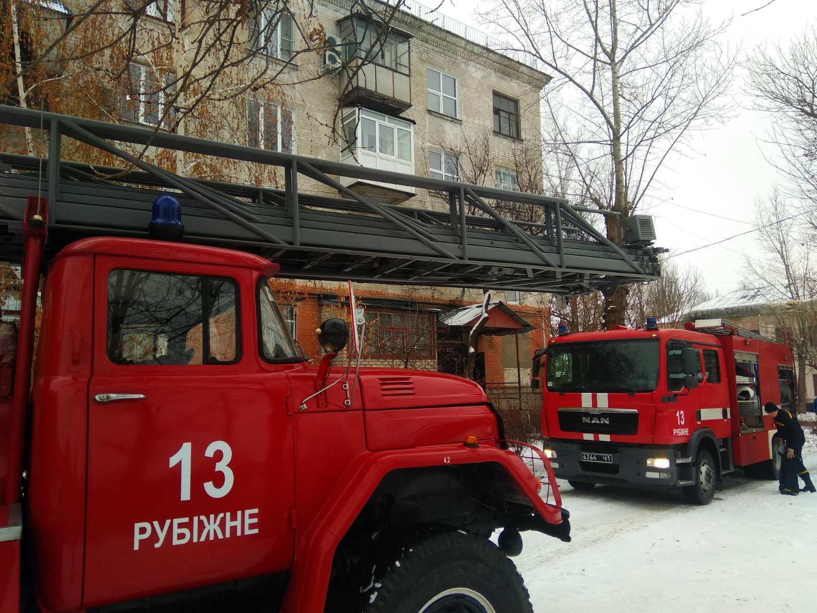 Луганська область: рятувальники ліквідували пожежу у багатоквартирному житловому будинку