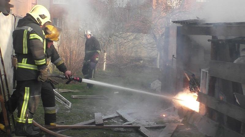 Волинська область: бійці ДСНС ліквідували пожежу легкового автомобіля в гаражі