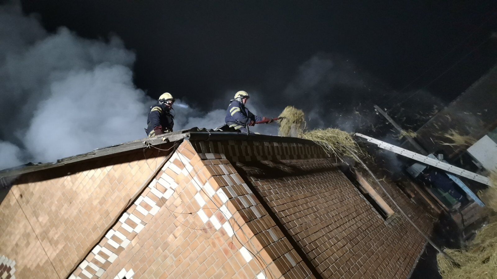 На Хмельниччині вогнеборці врятували приватний житловий будинок від знищення вогнем