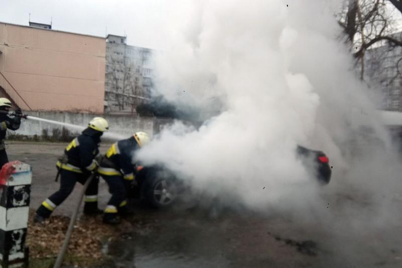 м. Дніпро: вогнеборці ліквідували пожежу у легковому автомобілі