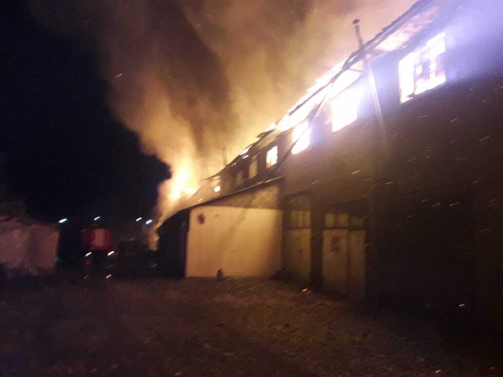 Київська область: триває ліквідація пожежі в двоповерховій будівлі колишнього цеху