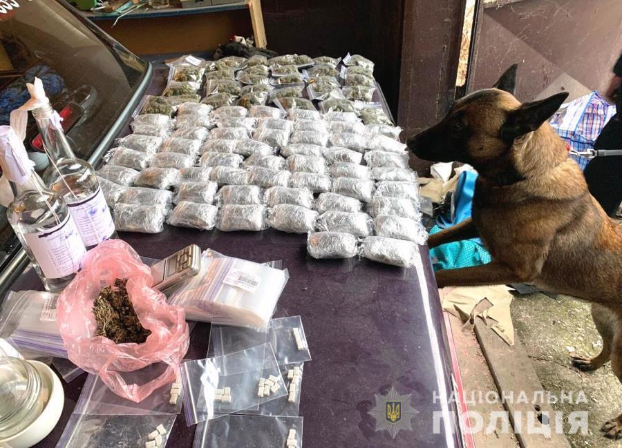 На Одещині правоохоронці викрили групу осіб у розповсюдженні наркотичних та психотропних речовин