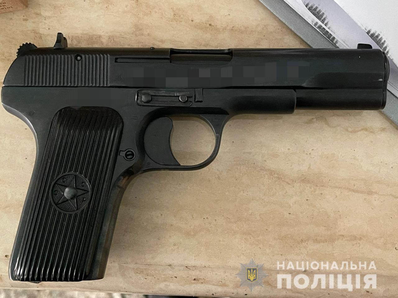 Поліцейські притягують до відповідальності одесита, який стріляв у правоохоронців зі зброї травматичної дії