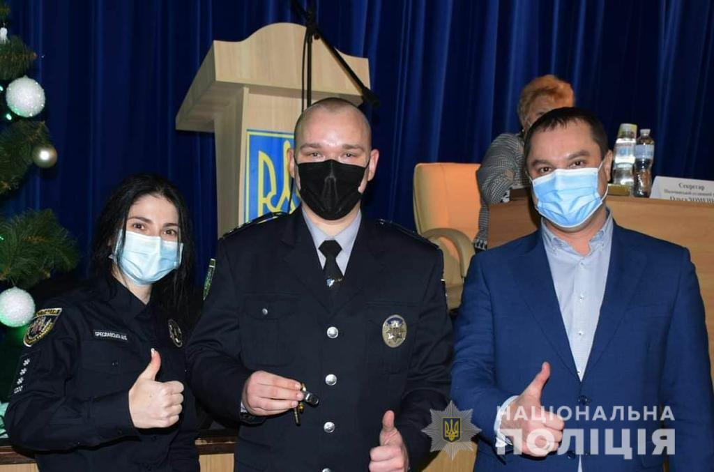 На Харківщині поліцейський офіцер громади отримав ключі від нової квартири