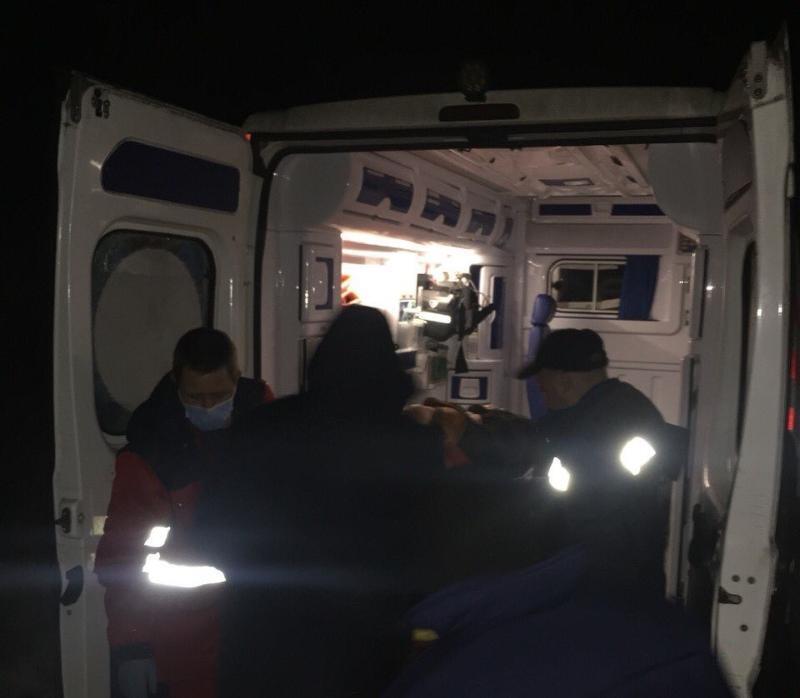 Донеччина: рятувальники транспортували хвору жінку до карети швидкої допомоги