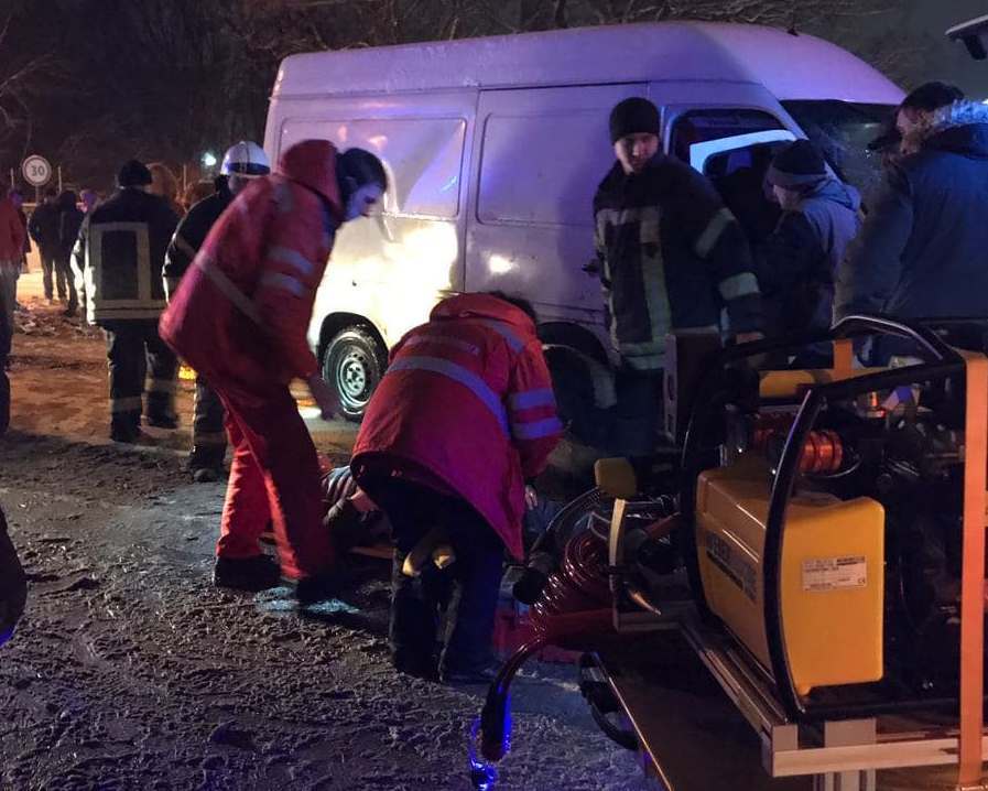 Київська область: рятувальники деблокували водія та пасажира з понівеченого авто