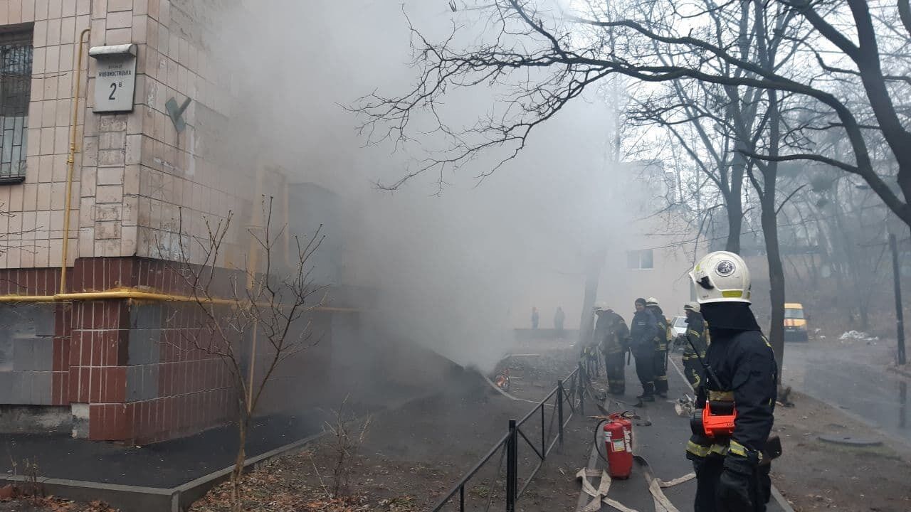 м. Київ: під час гасіння пожежі на безпечну відстань виведено 30 осіб