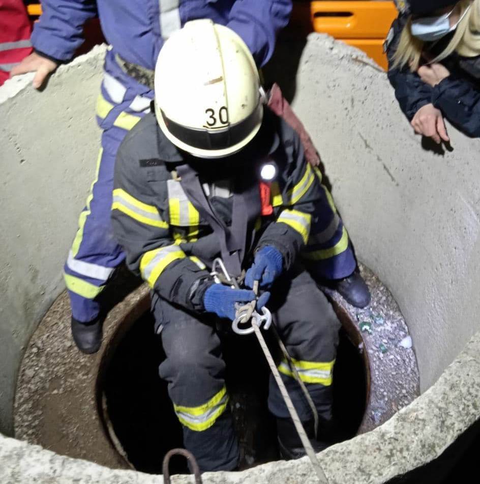 На Донеччині бійці ДСНС врятували семирічного хлопчика, який впав у занедбаний колодязь