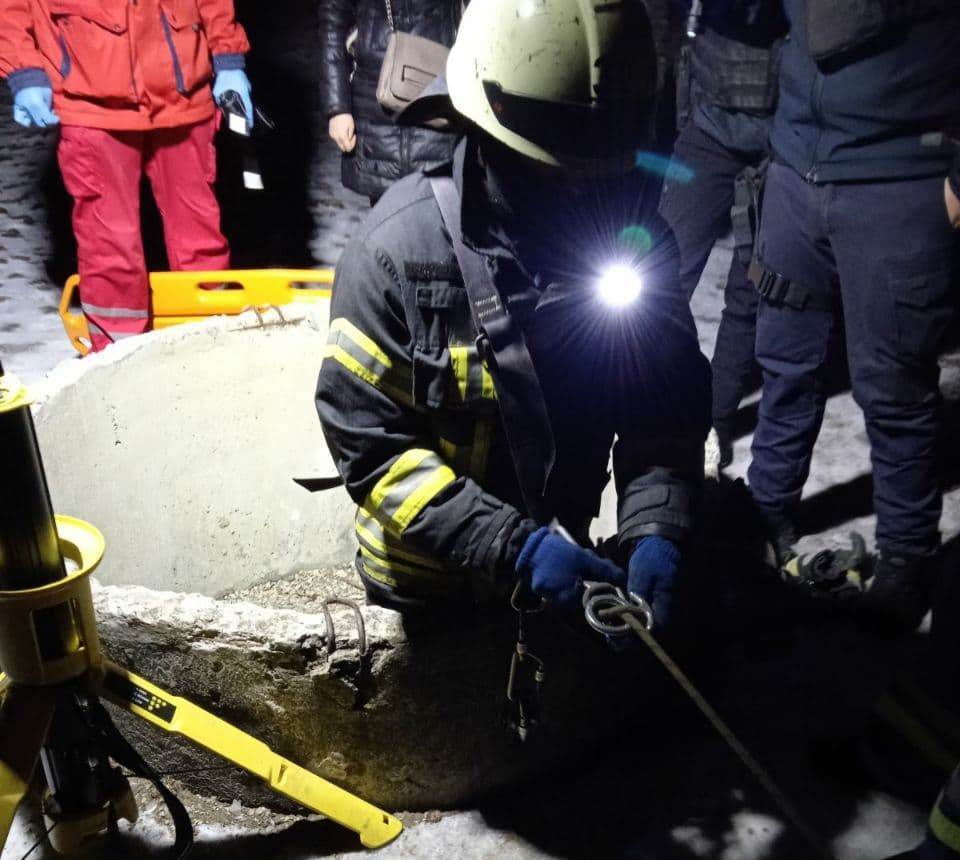 На Донеччині бійці ДСНС врятували семирічного хлопчика, який впав у занедбаний колодязь