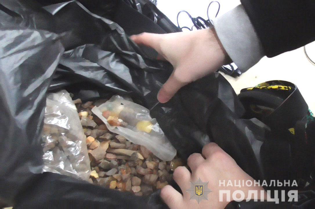 На Рівненщині поліцейські вилучили  майже дев’ять кілограмів бурштину