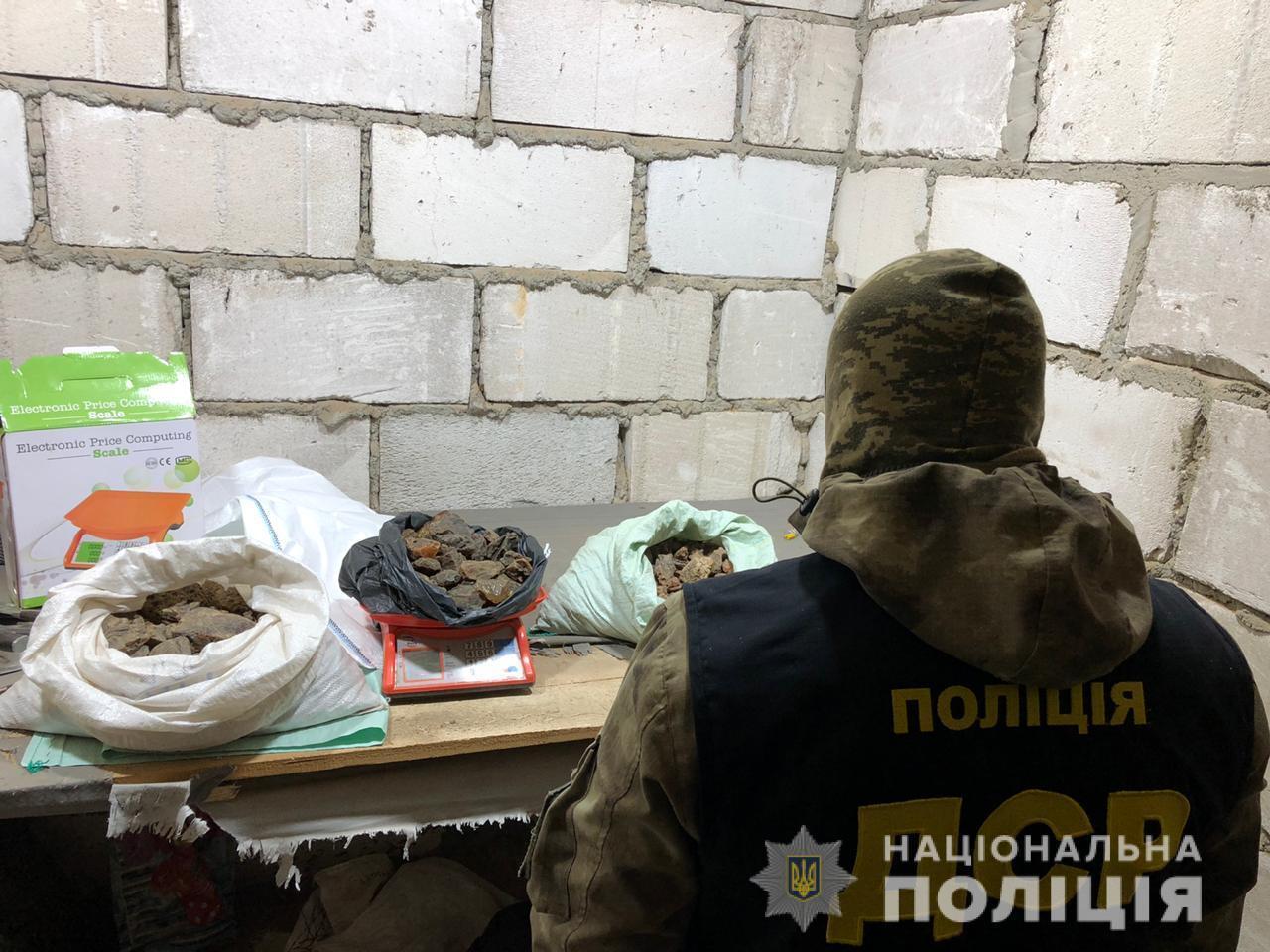 На Рівненщині під час обшуків поліцейські вилучили каміння бурштину-сирцю майже на 30 тисяч доларів США