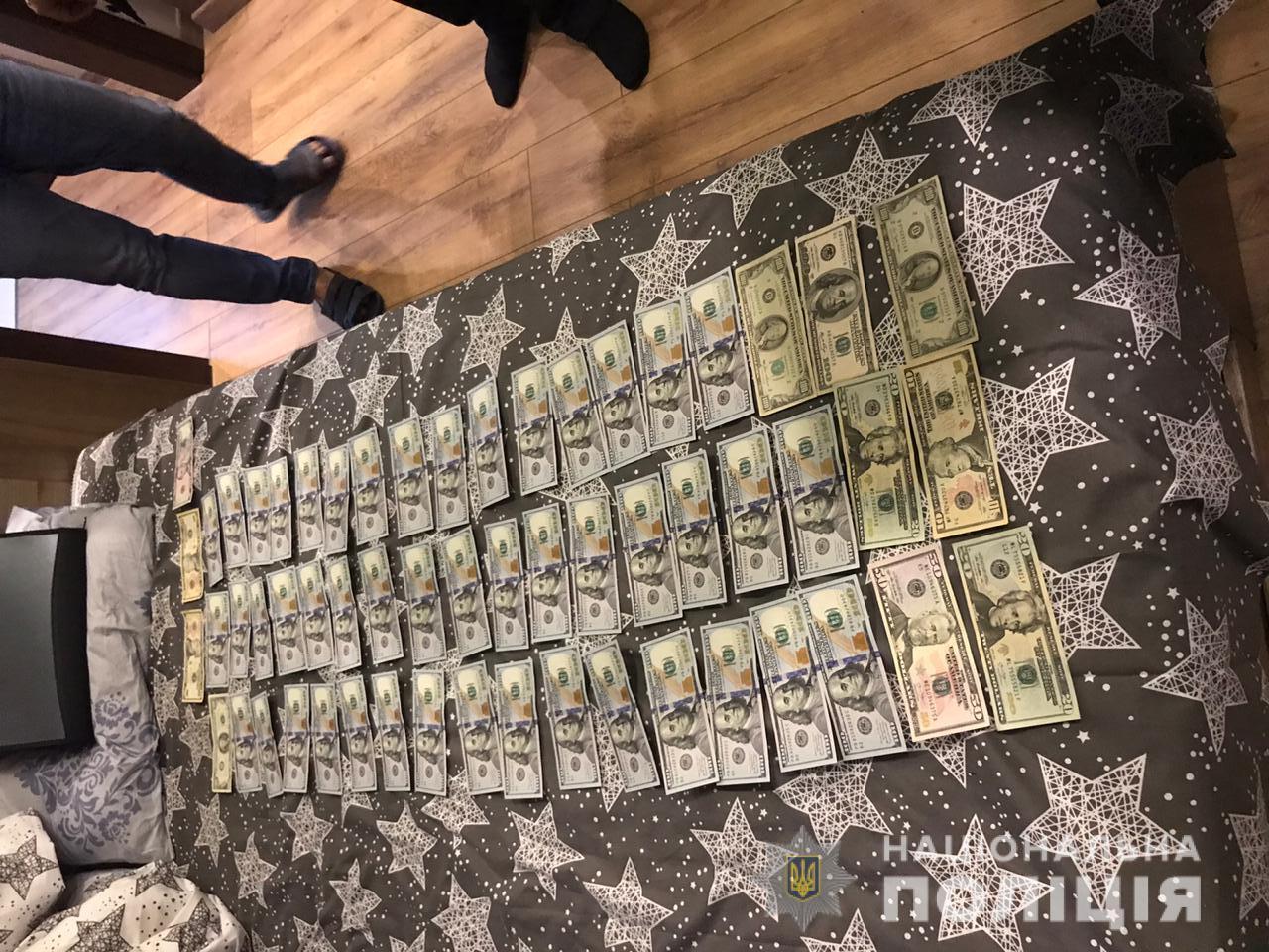 На Рівненщині під час обшуків поліцейські вилучили каміння бурштину-сирцю майже на 30 тисяч доларів США